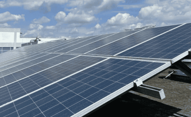 Painéis solares modernos e eficientes em um telhado, com elementos gráficos de conectividade digital (Wi-Fi, nuvem) e setas de energia fluindo, simbolizando a inteligência e a revolução energética.