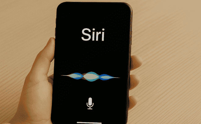 siri realizando comandos de voz em um smartphone