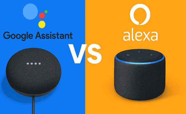 Imagem dividida ao meio. No lado esquerdo, um fundo azul com o logotipo do Google Assistant e um Google Nest Mini preto. No lado direito, um fundo laranja com o logotipo da Alexa e um Amazon Echo Dot preto. No centro, a palavra "VS" em branco, simbolizando a comparação entre os dois assistentes virtuais.